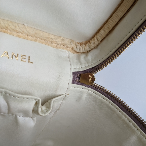 SOLD. Chanel Vintage Vanity Case - Picture 14 of 16